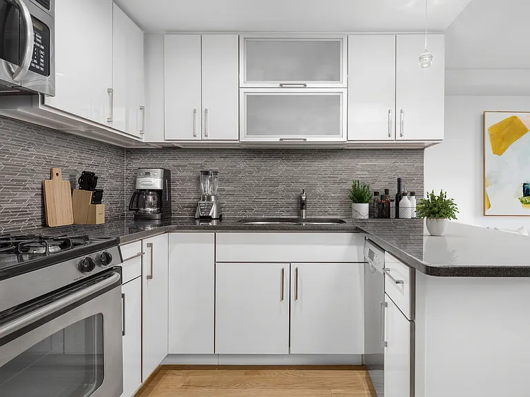 222 W 14th St #9D — Photo 5