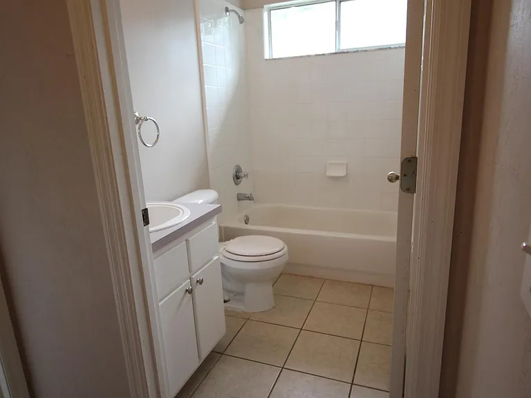 S7713-16 - Bathroom #2