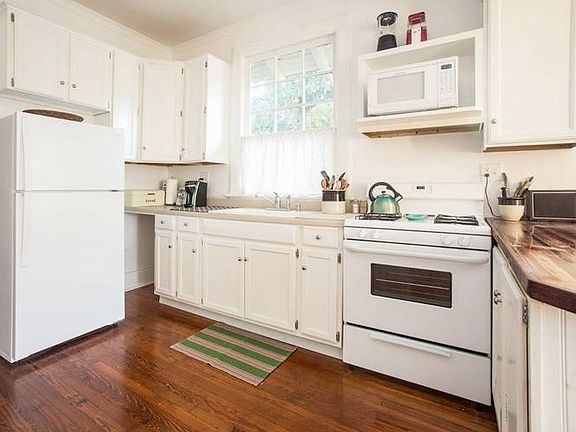 4th image of 2241 Joliet St #B
