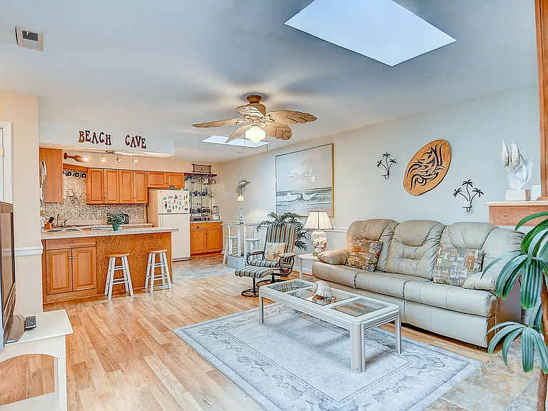 LIVING/KITCHEN