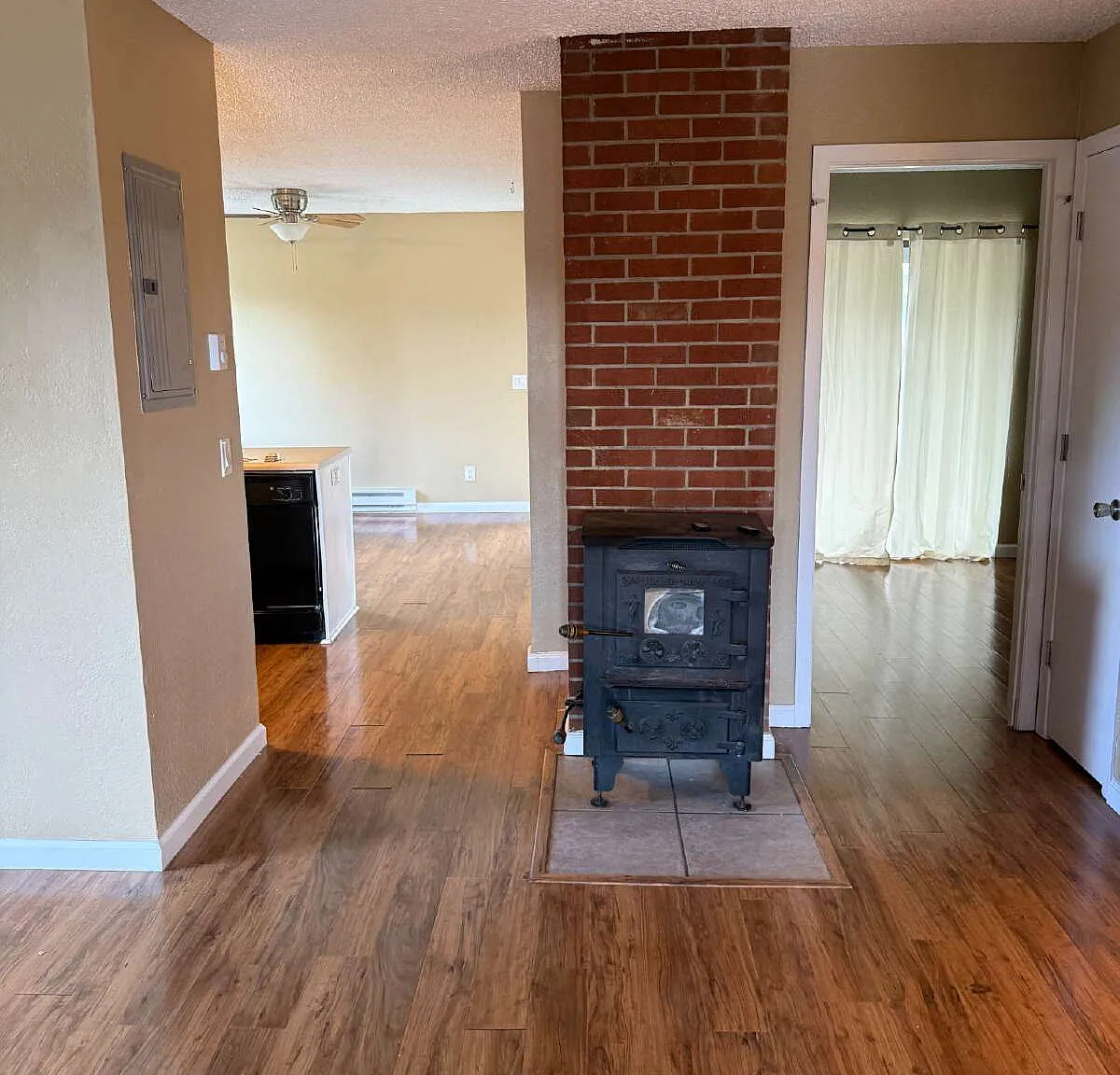 2 bed, 1.0 bath, 1000 sqft, $1,800 — Photo 1