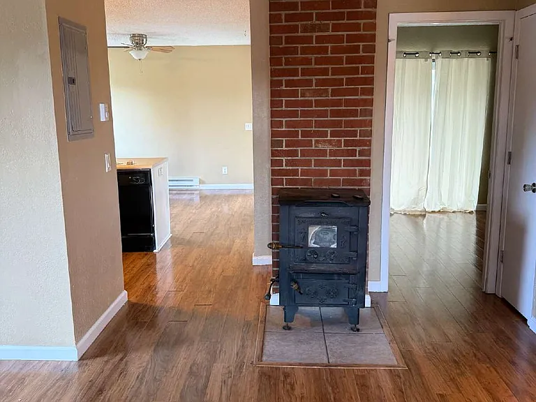 305 Meadow Dr — Photo 1