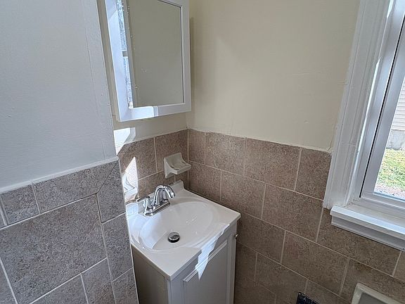 3rd image of 610 Lyons Ave Floor 1