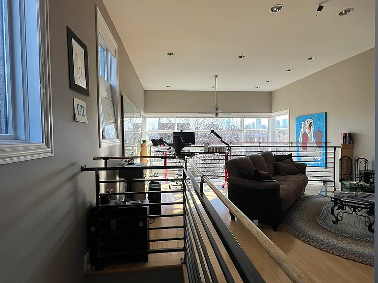 N Hermitage Ave — Photo 6
