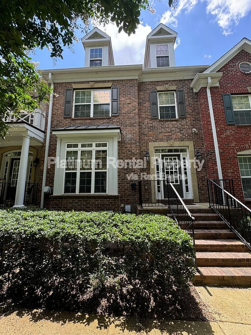 4 bed, 3.5 bath, 2400 sqft, $3,000 — Photo 2