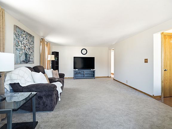 3rd image of 88 Foster Ct