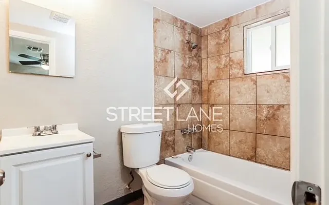 1402 W Mercer Ln #2 — Photo 8