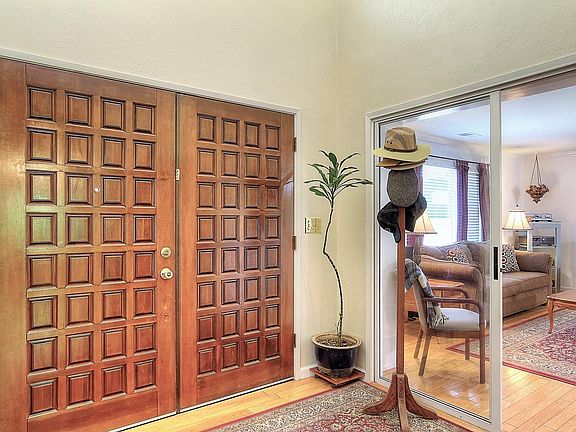4th image of 4215 Lorenzo Ln