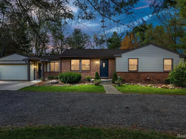 135 Homer Taylor Dr, Oakland, MI 48363