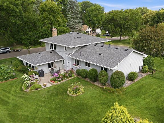 3rd image of 980 Lydia Ave W