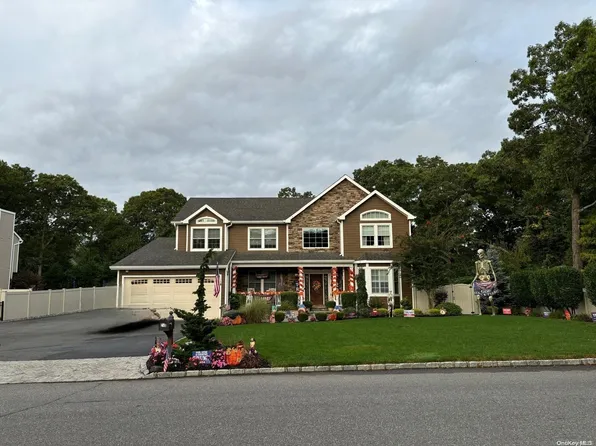 110 Main Avenue, Lake Grove, NY 11755