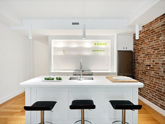3rd image of 15 Regent Cir