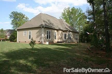 House Rear : Large yard to enjoy.