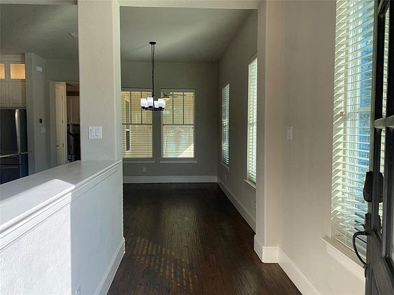 3rd image of 300 Loma Alta Dr