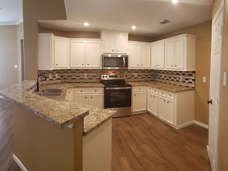 222 Canterbury Dr — Photo 6