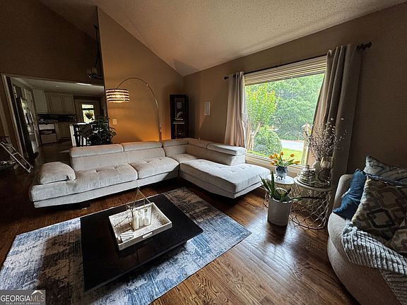 3rd image of 290 Francyne Ct