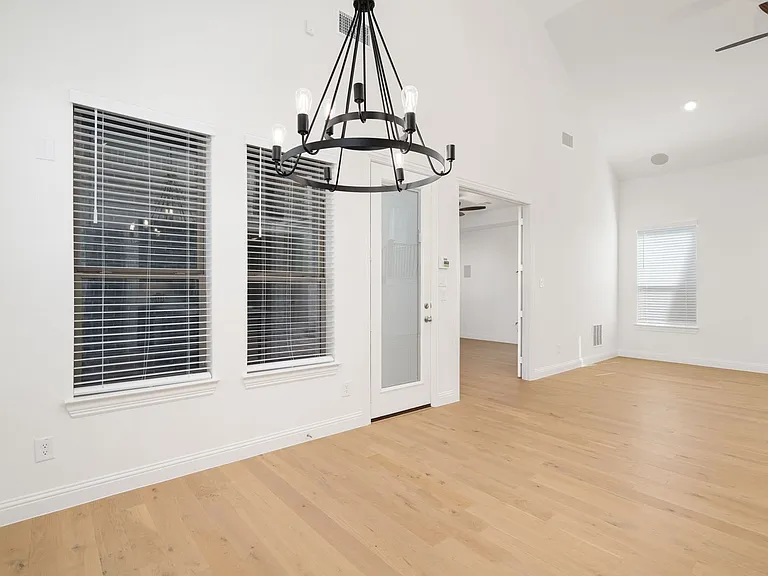 2600 Chester Dr — Photo 9