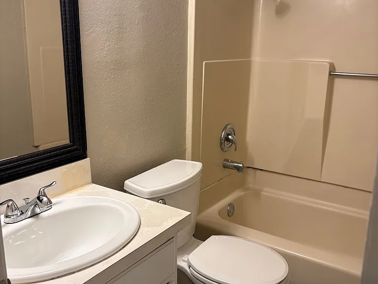 2206 W Hickory St #11 — Photo 2