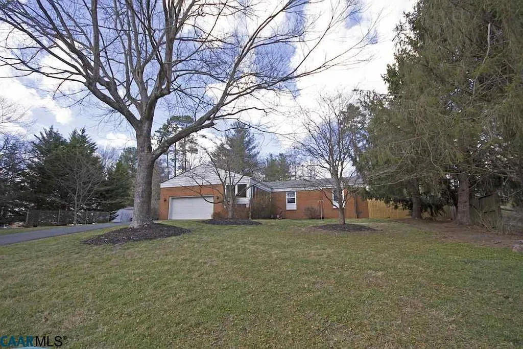 119 Bollingbrook Dr photo 1