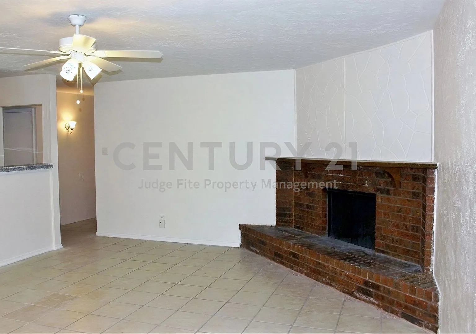 Charming 3/2/2 on Corner Lot in Grand Prairie For Rent! — Photo 3