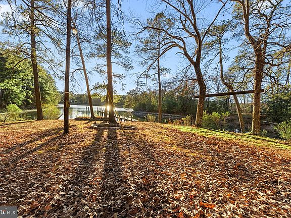 4th image of 792 Oak Hill Rd