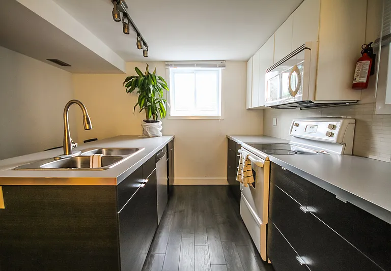 1148 Woodroffe Ave #B — Photo 1