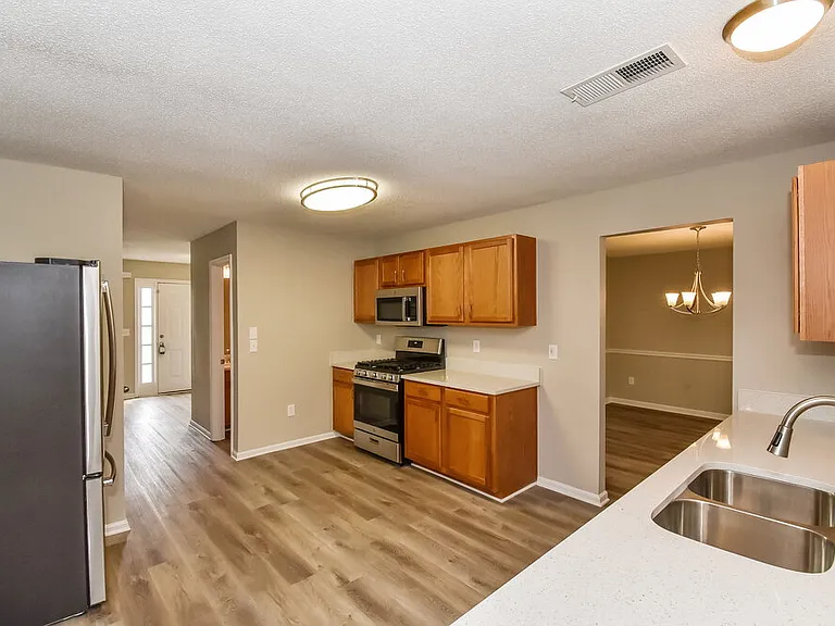146 Edison Dr — Photo 7
