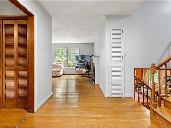 5th image of 611 Landsdowne Dr