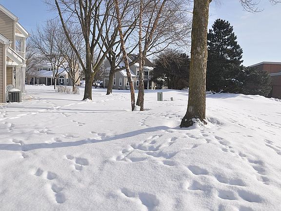 3rd image of 398 Waterford Ct
