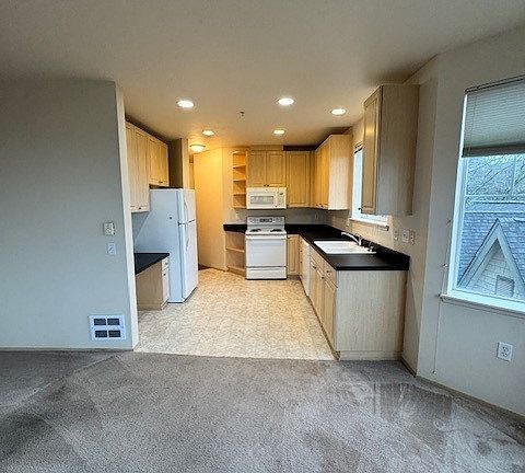 3rd image of 1409 Queen Anne Ave N APT 502