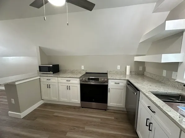 17 Central St APT 6, Derry, NH 03038