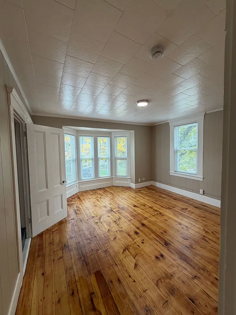 Large Three Bedroom Apartment — Photo 3