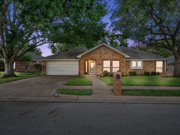 1305 Spargercrest Dr, Bedford, TX 76021