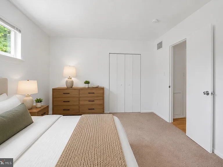 630 11th St NE #203 — Photo 6