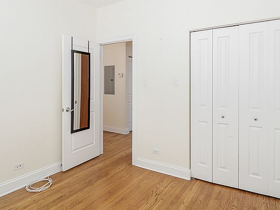3rd image of 622 1/2 W Roscoe St #3B