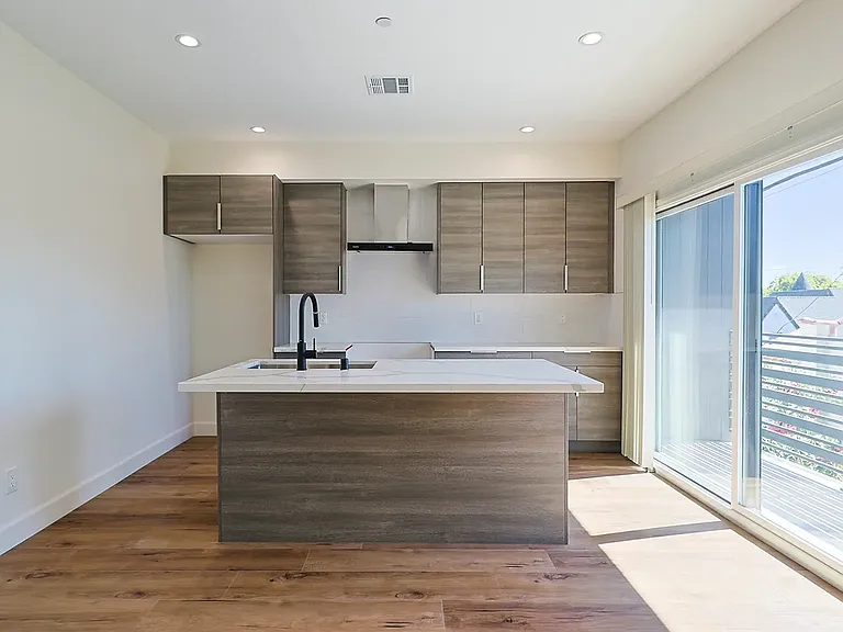 2806 S Palm Grove Ave #2 — Photo 3