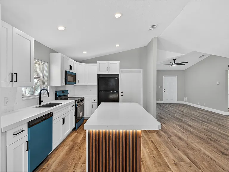351 NW 8th Ave — Photo 6
