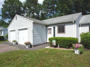 32 Knoll Ln #32, Weatogue, CT 06089