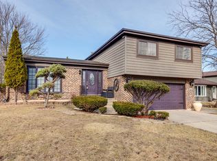 2016 E Seneca Ln, Mount Prospect, IL 60056