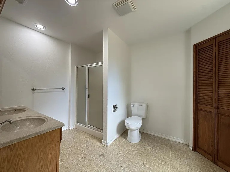 733 NE Wharton Dr — Photo 6