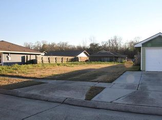 26 Honeysuckle Ln, Westwego, LA 70094