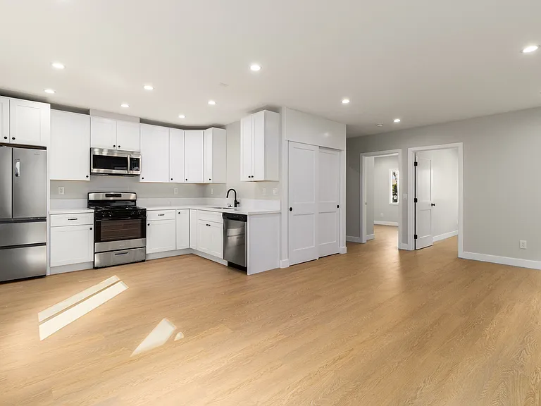 1827 E 4th St #18 — Photo 42