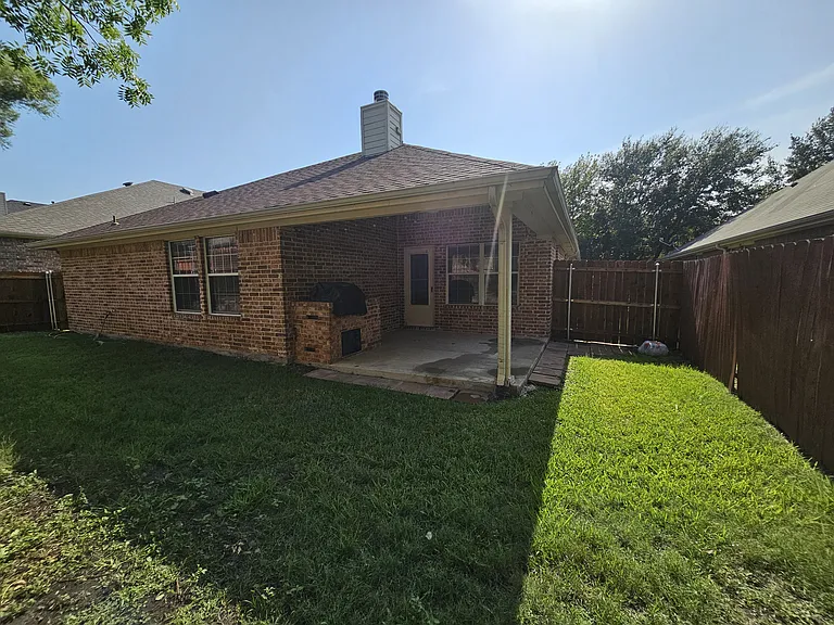 8562 Robertson Dr — Photo 5