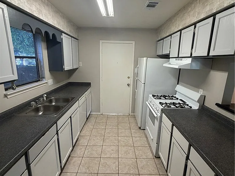 3206 Dallis Dr — Photo 4