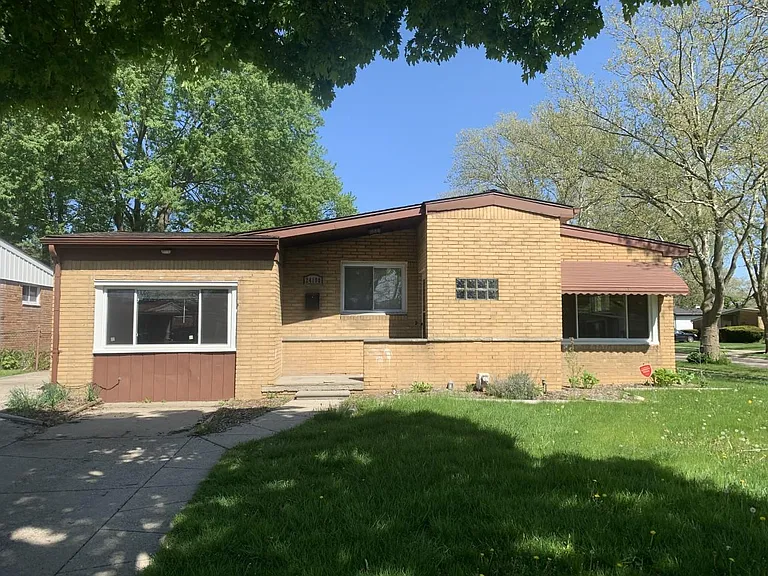 24100 Beverly Ave — Photo 1