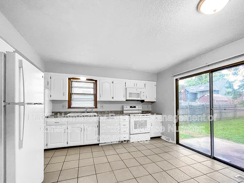3 bed, 2.0 bath, 2354 sqft, $2,075 — Photo 3