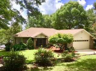 201 Lake Holley Cir, Defuniak Springs, FL 32433