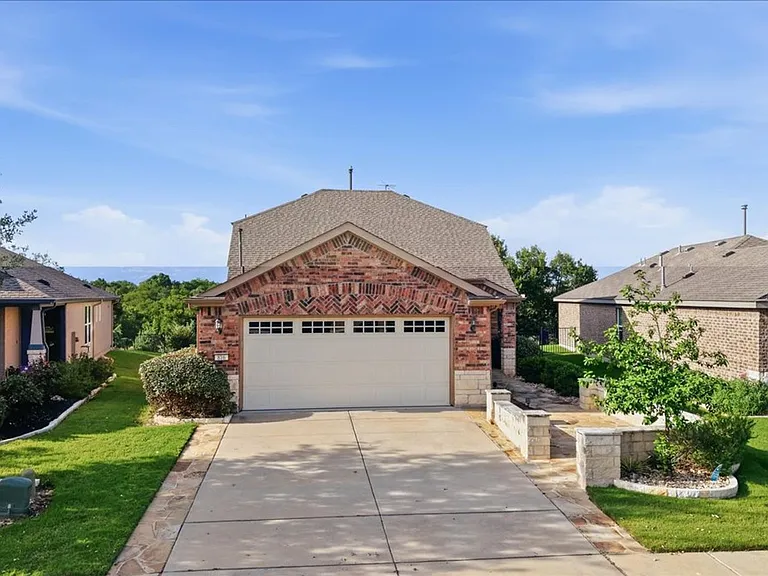 816 Hamilton Ln — Photo 2