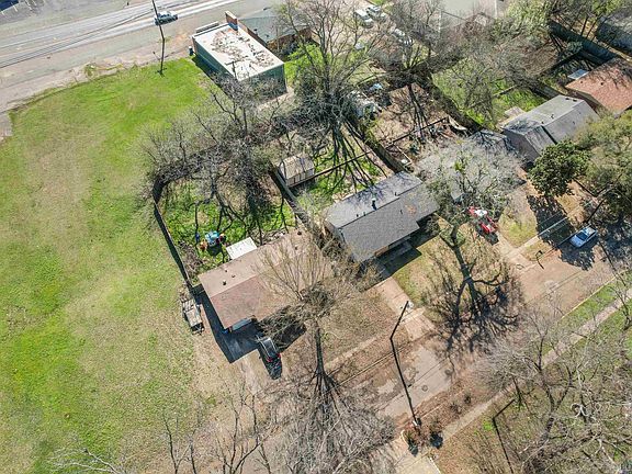4th image of 902 Martha Dr