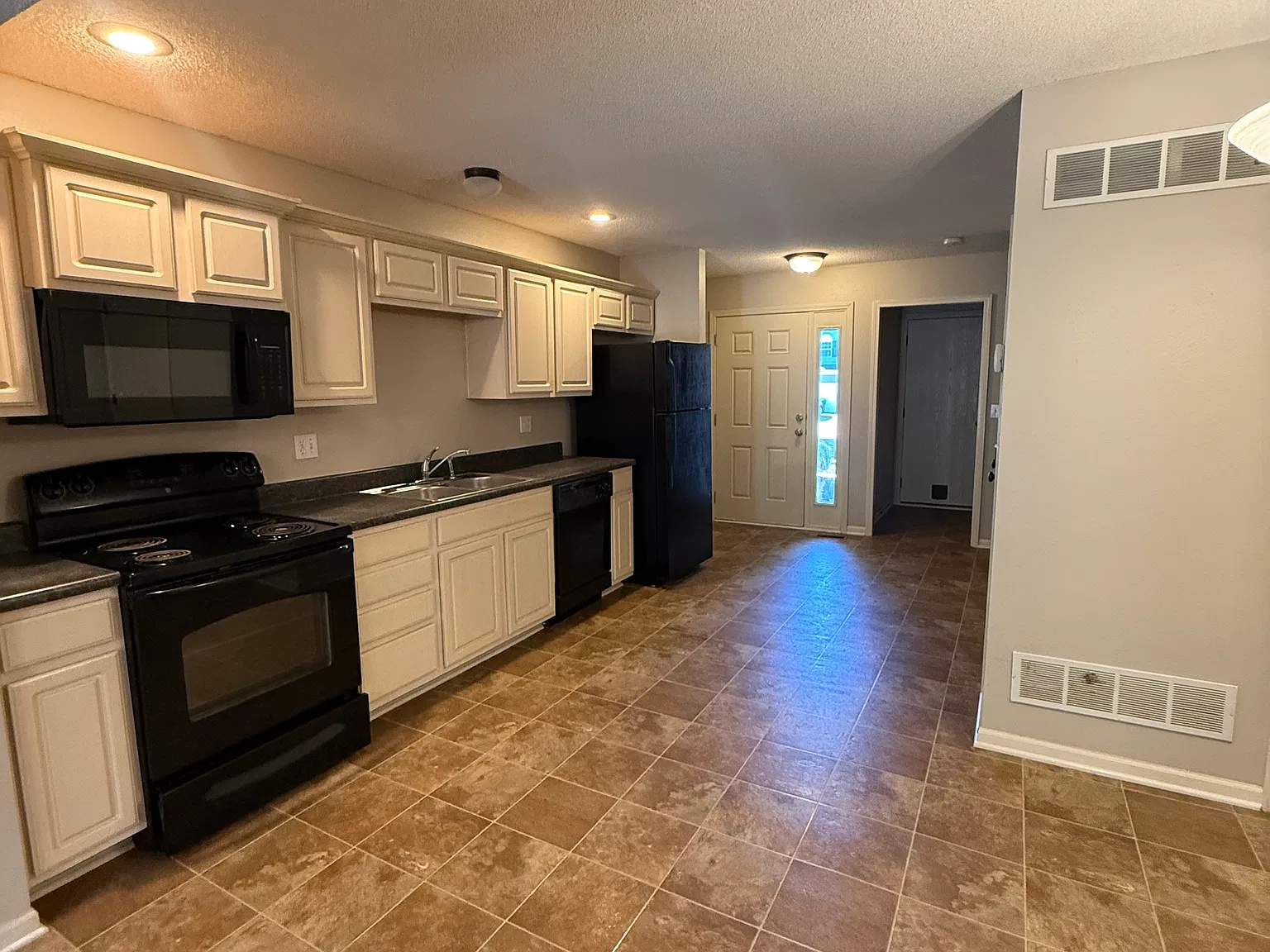 2 bed, 2.5 bath, 1451 sqft, $1,695 — Photo 3